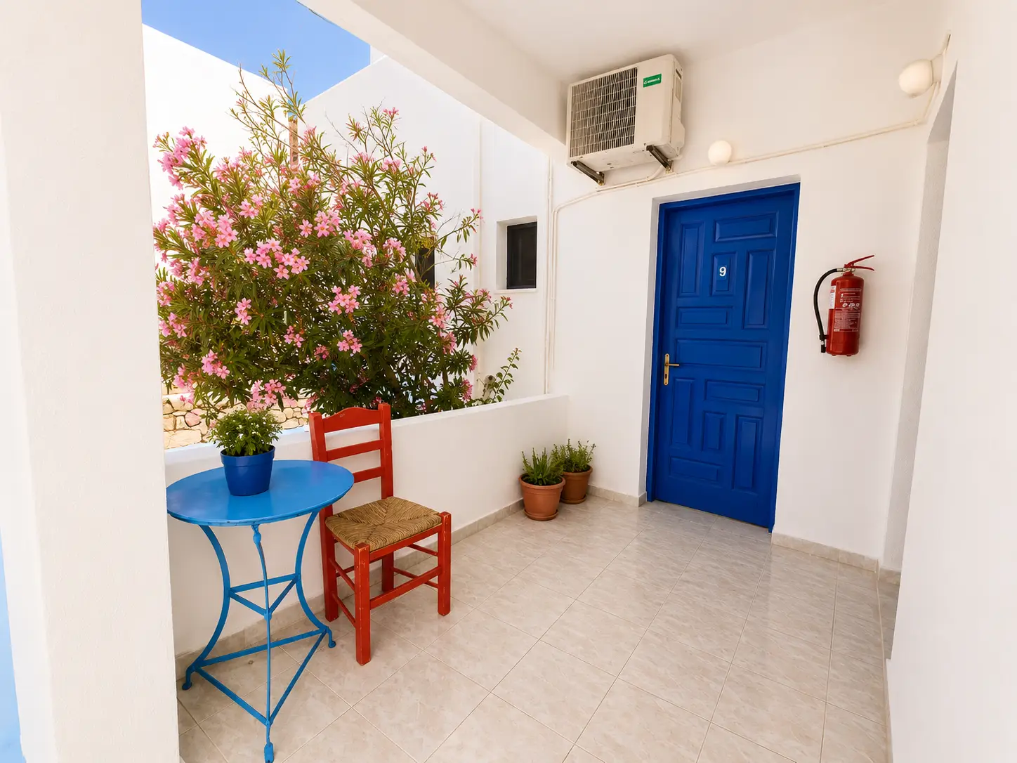 Μπαλκόνι με τραπεζάκι και καρέκλες